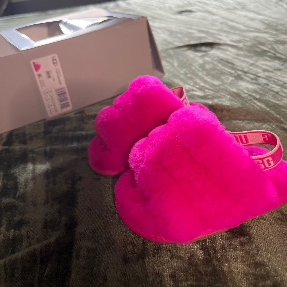 Baby girl UGG slippers 4/5c